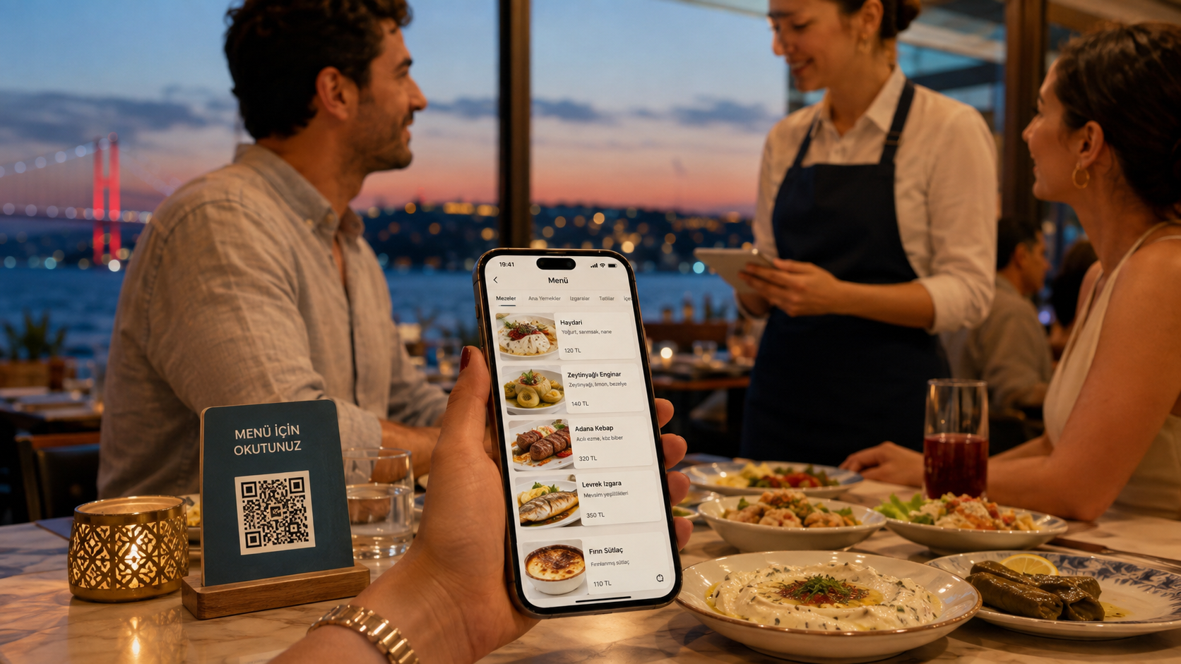 İstanbul’da bir restoranda müşterinin QR kodu tarayarak Türkçe dijital menüyü görüntülemesi