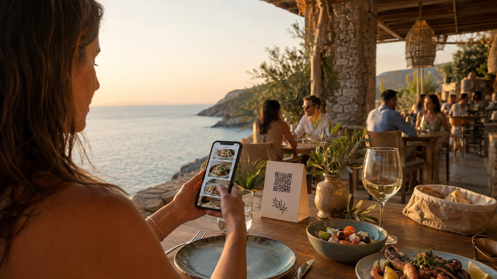 Vizitore që skanon një kod QR dhe shikon menunë digjitale në një restorant bregdetar shqiptar