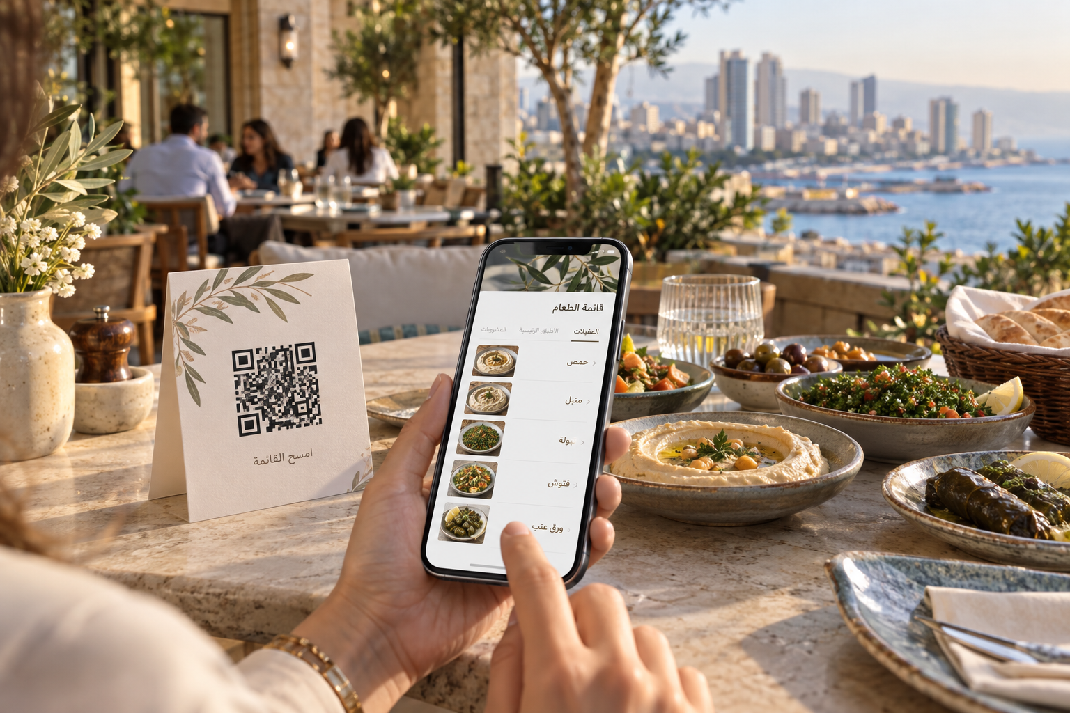 ضيف في مطعم لبناني في بيروت يمسح رمز QR لفتح قائمة طعام رقمية بالعربية