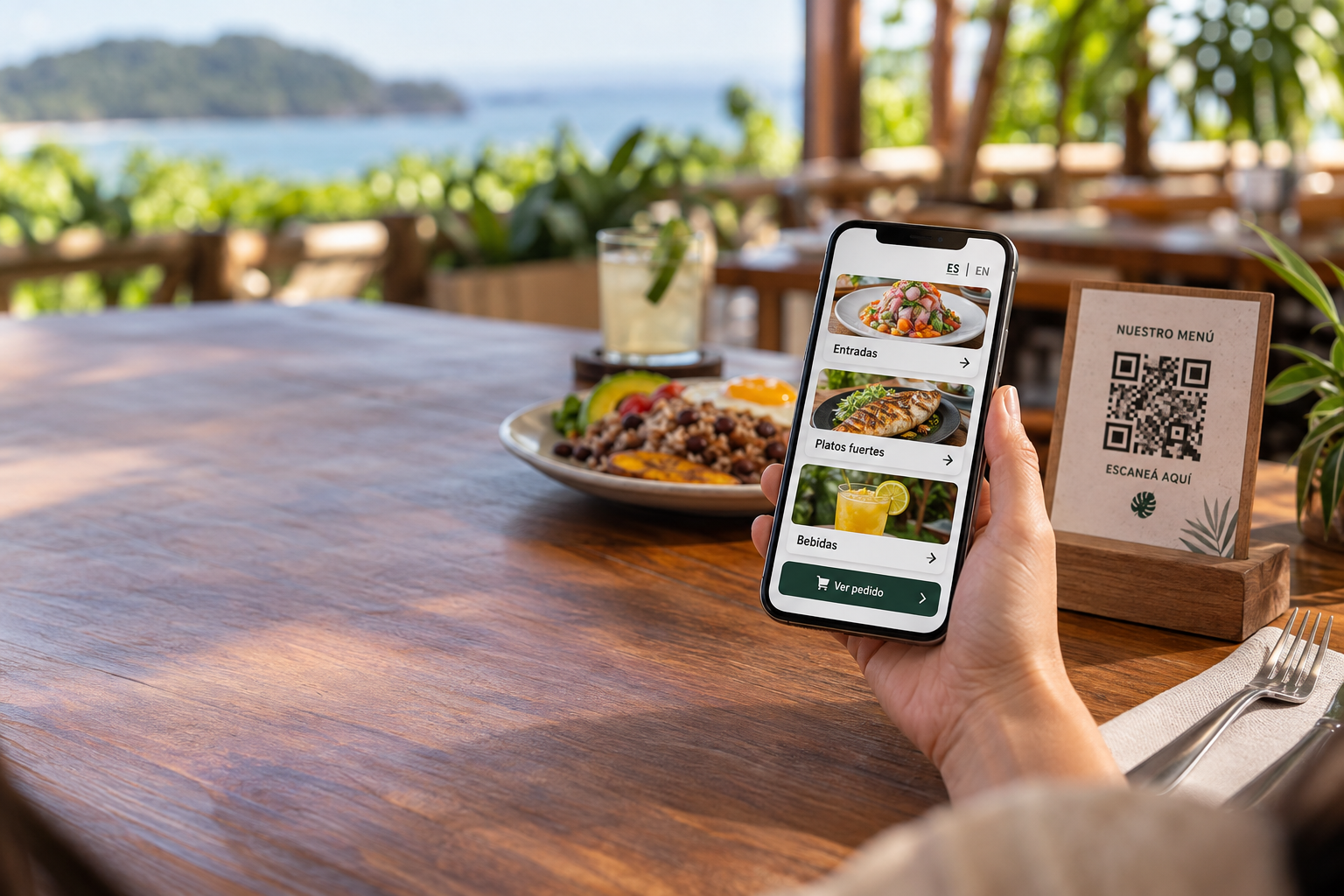Cliente consulta un menú QR multilingüe con precios en colones en un restaurante de Costa Rica