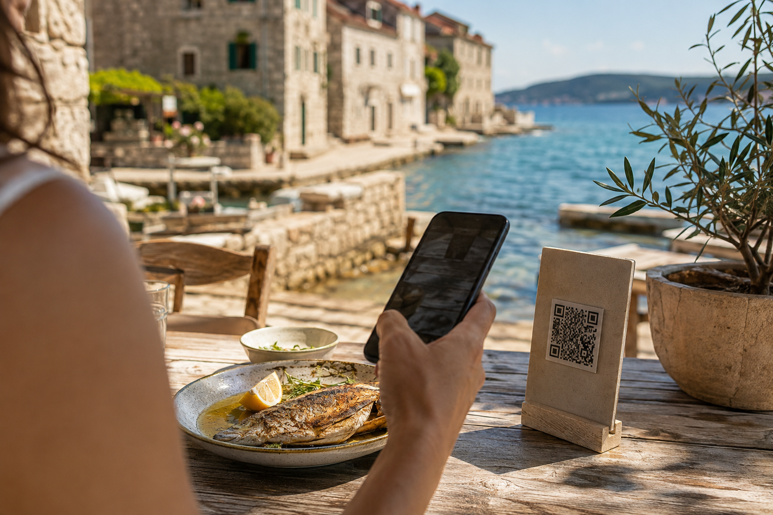 Ilustracija gosta s mobitelom uz QR jelovnik na stolu konobe na hrvatskoj jadranskoj obali.
