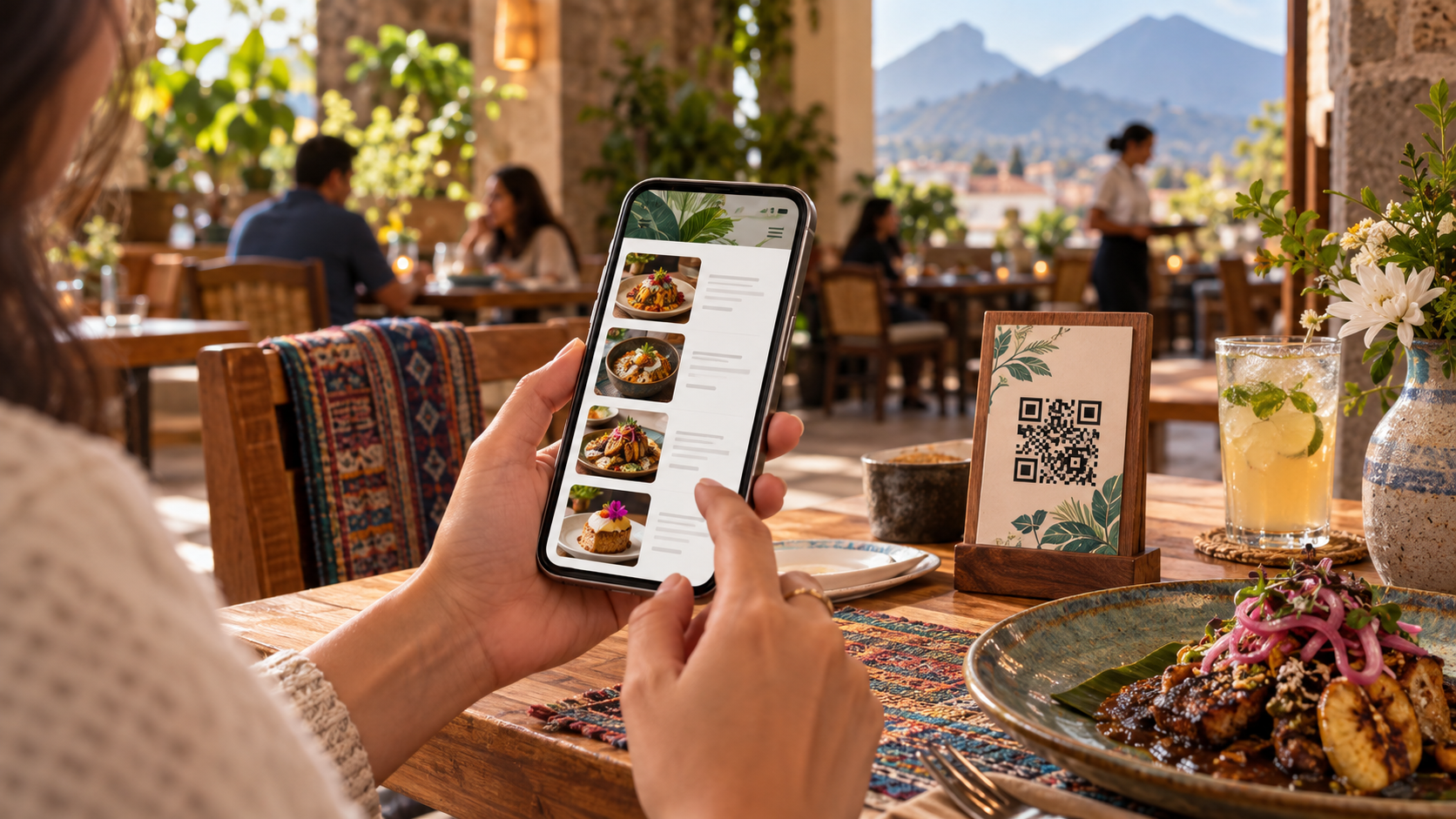 Cliente consulta un menú QR de MenuForma en un restaurante de Guatemala