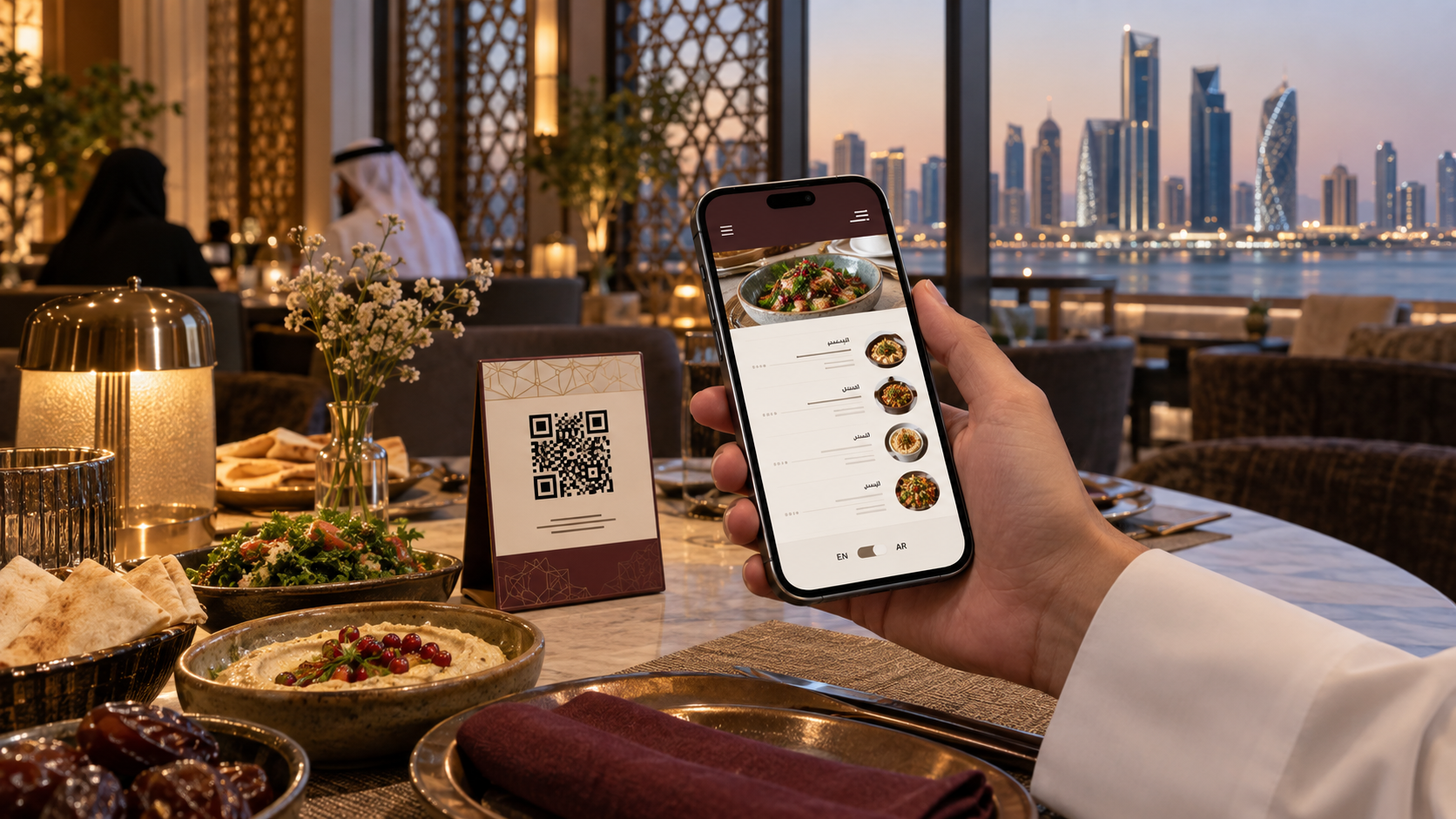 ضيف في مطعم بالدوحة يمسح رمز QR لعرض قائمة MenuForma الرقمية بالعربية والإنجليزية