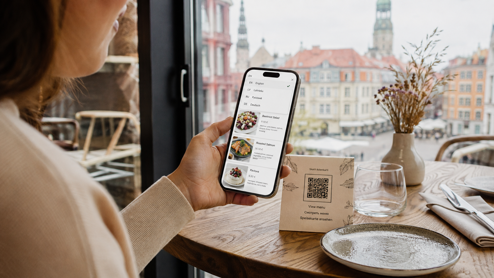 Restorāna viesis Rīgā skenē QR kodu un atver daudzvalodu MenuForma digitālo ēdienkarti